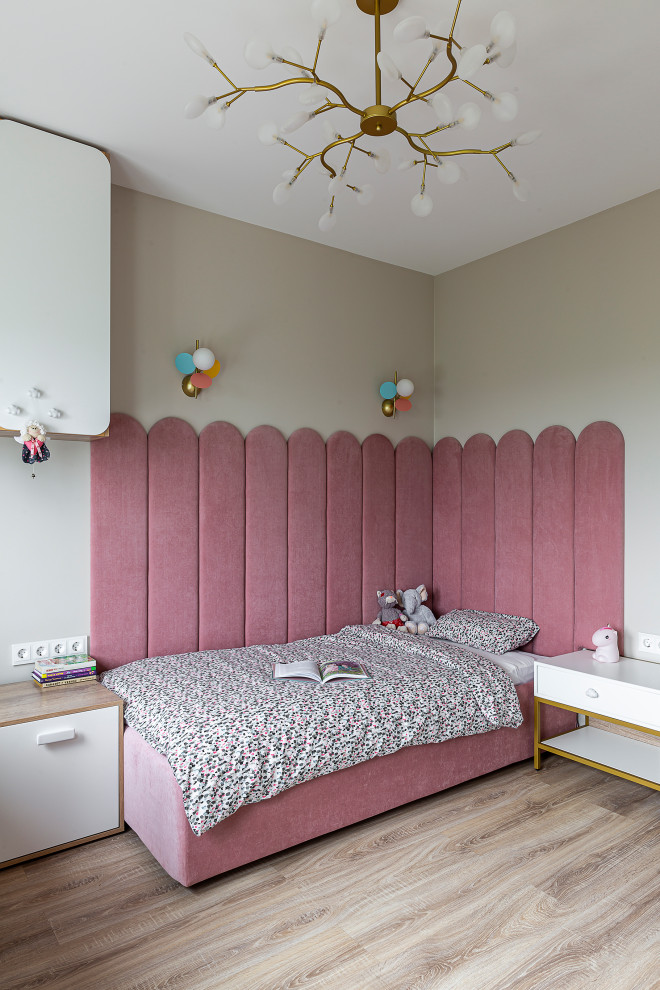 Ispirazione per una cameretta per bambini da 4 a 10 anni contemporanea di medie dimensioni con pavimento in laminato, pavimento beige e pareti beige