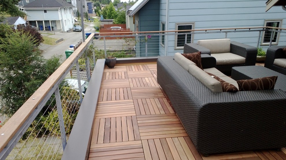 Contemporary deck in Seattle.
