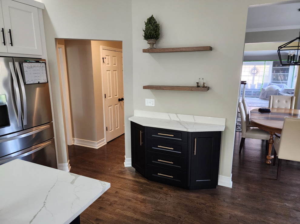 Kitchen - rustic kitchen idea in Chicago