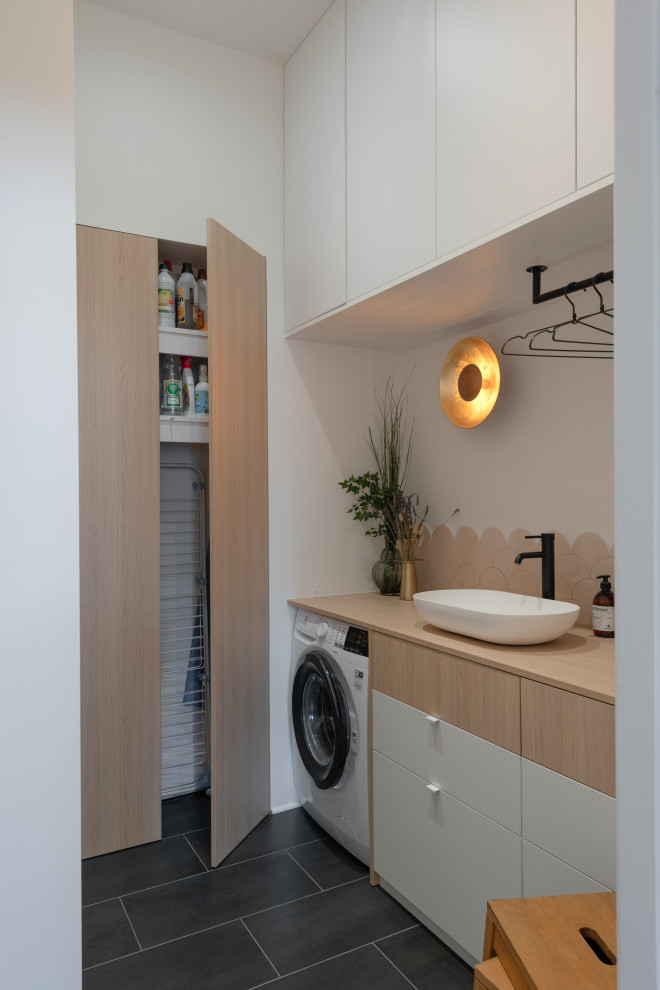 Photo of a modern laundry room in Lyon.