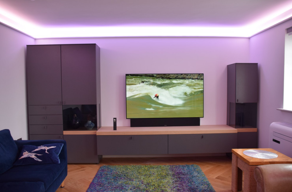 Immagine di un soggiorno moderno di medie dimensioni e aperto con TV a parete