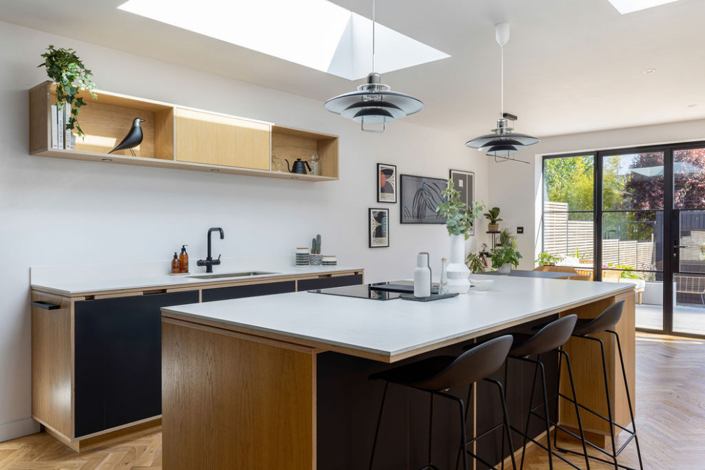 Ispirazione per un'ampia sala da pranzo aperta verso la cucina moderna con pareti bianche, pavimento in legno massello medio e pavimento beige