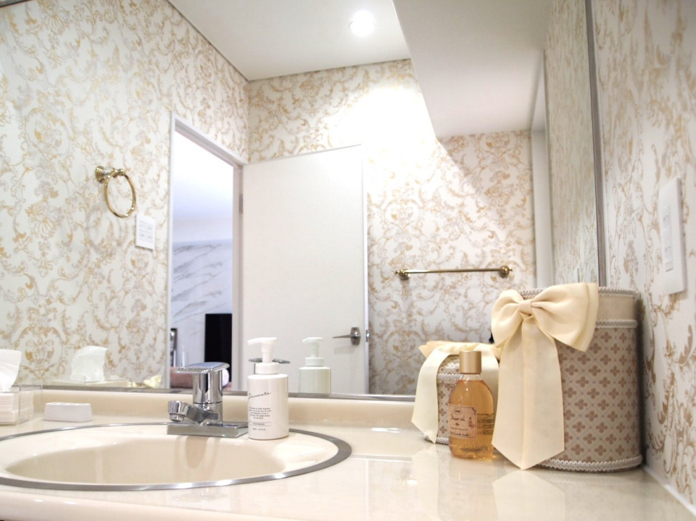 Idee per un bagno di servizio classico con ante beige e mobile bagno sospeso