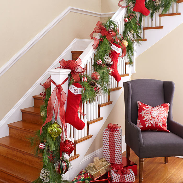 how to dress stairs for christmas Im gunna to show you how I decorate my staircase for Christmas. I just love how it turned out this year the secret is to use flower wire , #christmas #christmasdecor
