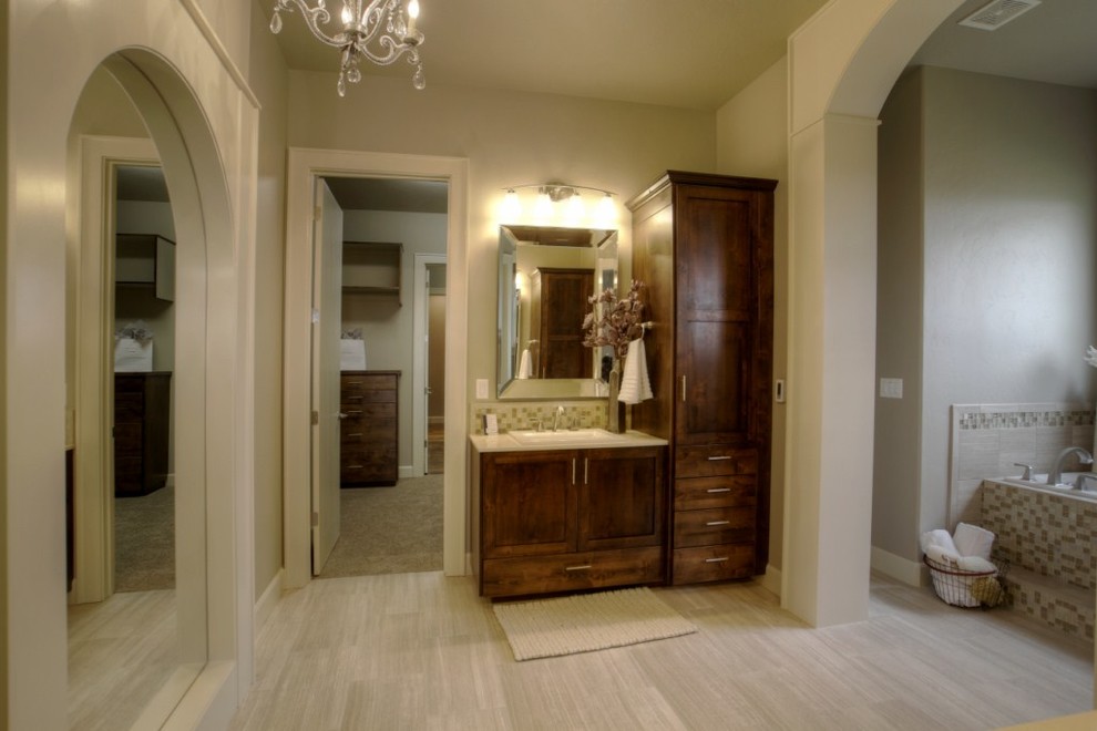 Example of a mountain style home design design in Boise