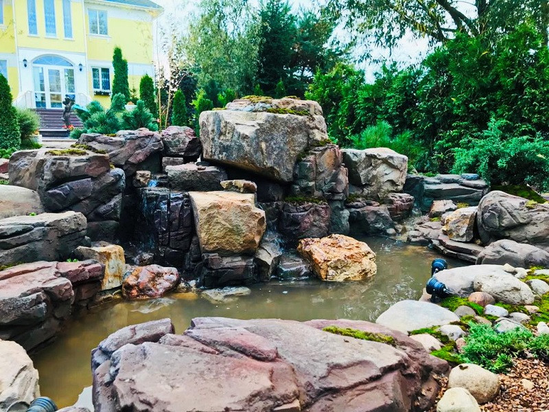 Искусственный пруд на даче.