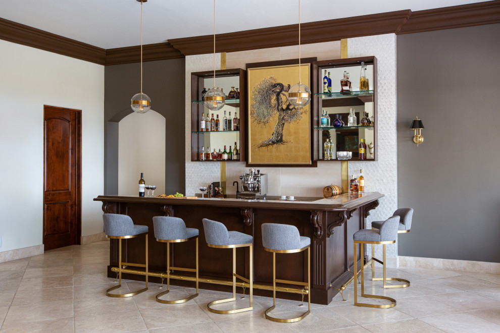 Idées déco pour un bar de salon moderne en bois foncé de taille moyenne avec des tabourets, plan de travail en marbre et une crédence beige.