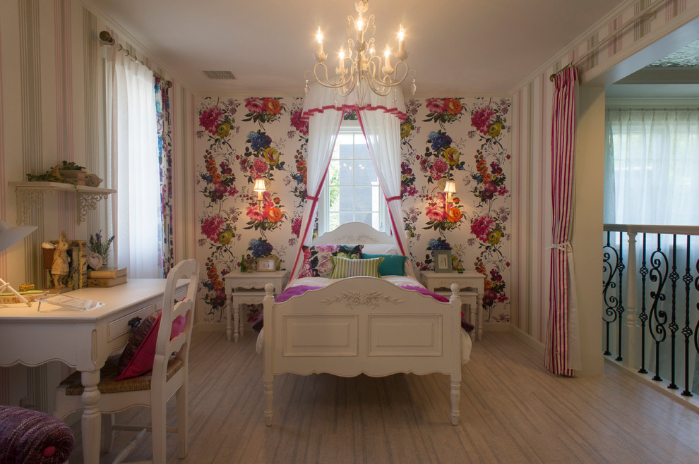 Inspiration for a traditional kids' room for girls in Tokyo with pink walls, cork floors and beige floor.