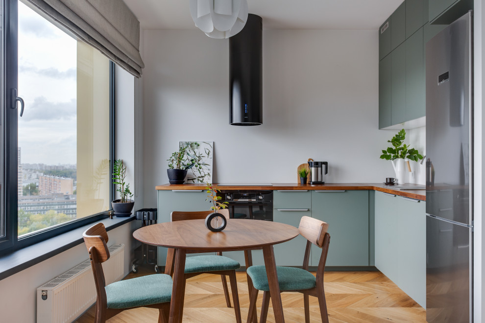 Современная кухня с акцентной вытяжкой