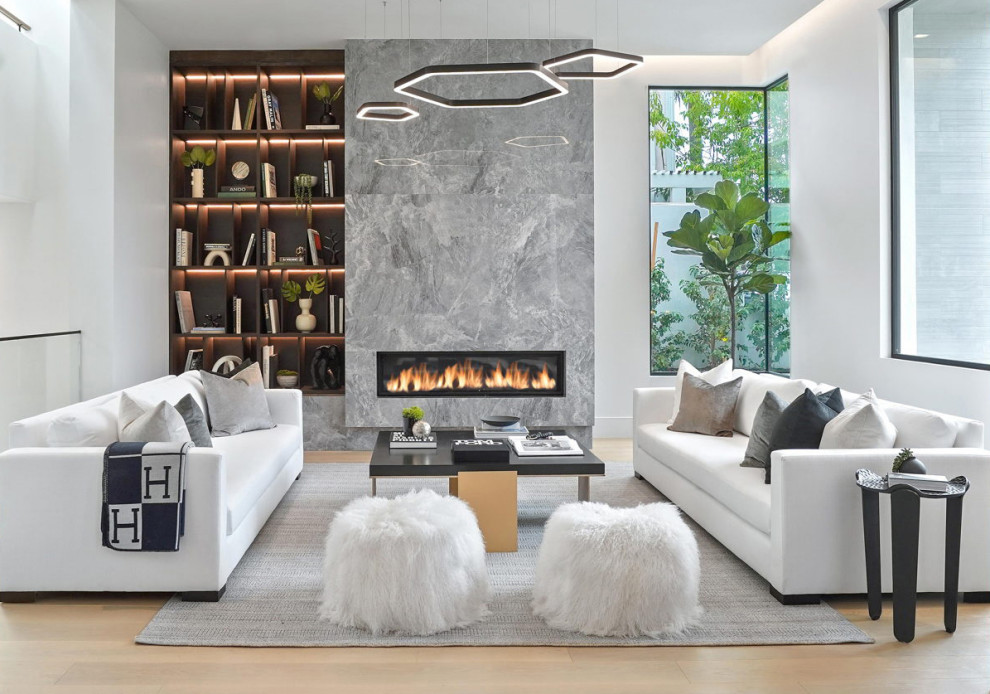 Exemple d'un grand salon tendance ouvert avec une salle de réception, un mur blanc, parquet clair, une cheminée standard, un manteau de cheminée en pierre et un sol marron.