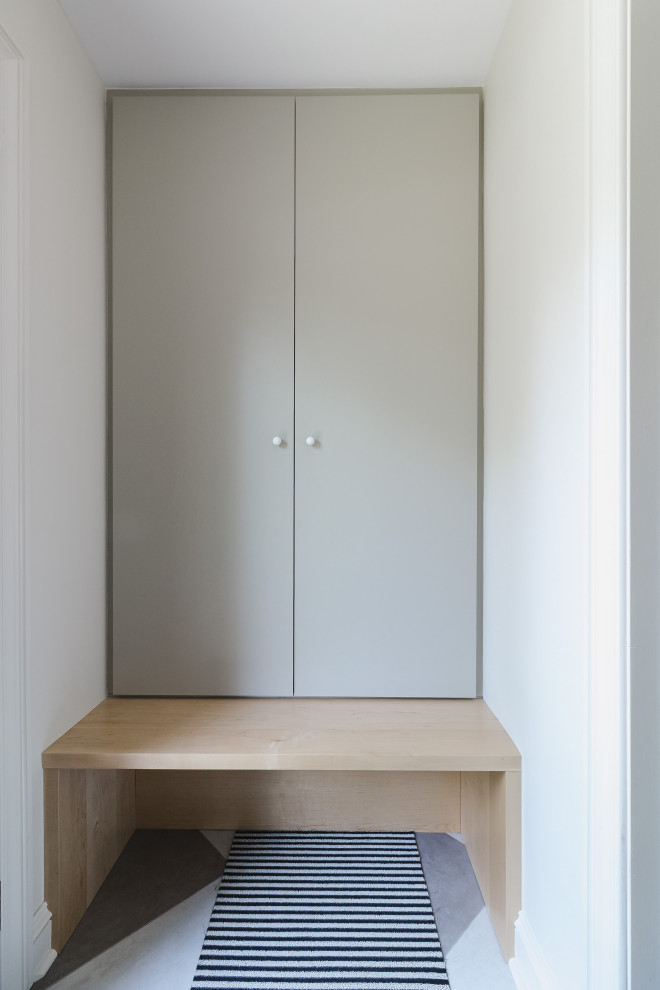 Example of a transitional entryway design in Ottawa
