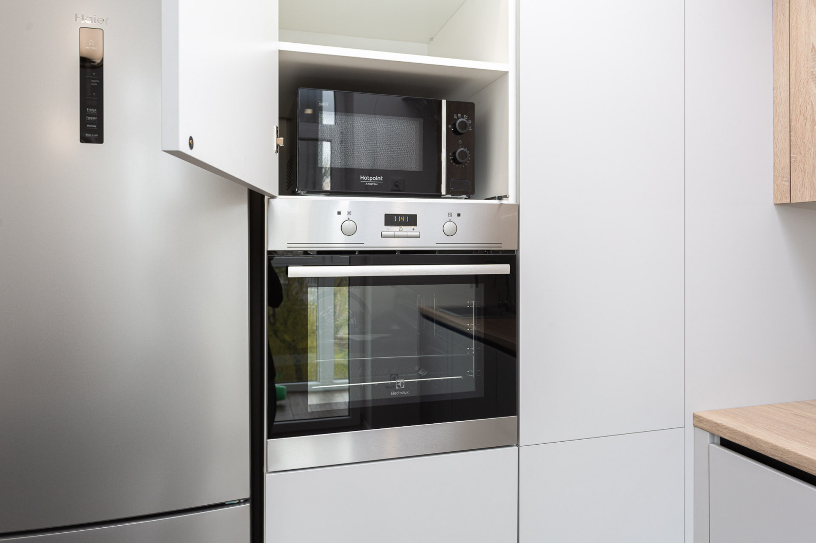 Серая комбинированная кухня в современном стиле