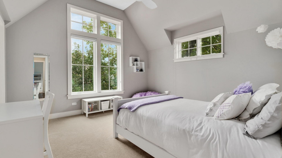 Foto de dormitorio infantil abovedado clásico grande con paredes grises, moqueta y suelo beige