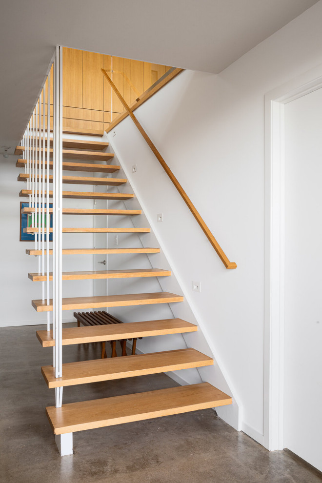 Cette photo montre un escalier rétro de taille moyenne avec des marches en bois.