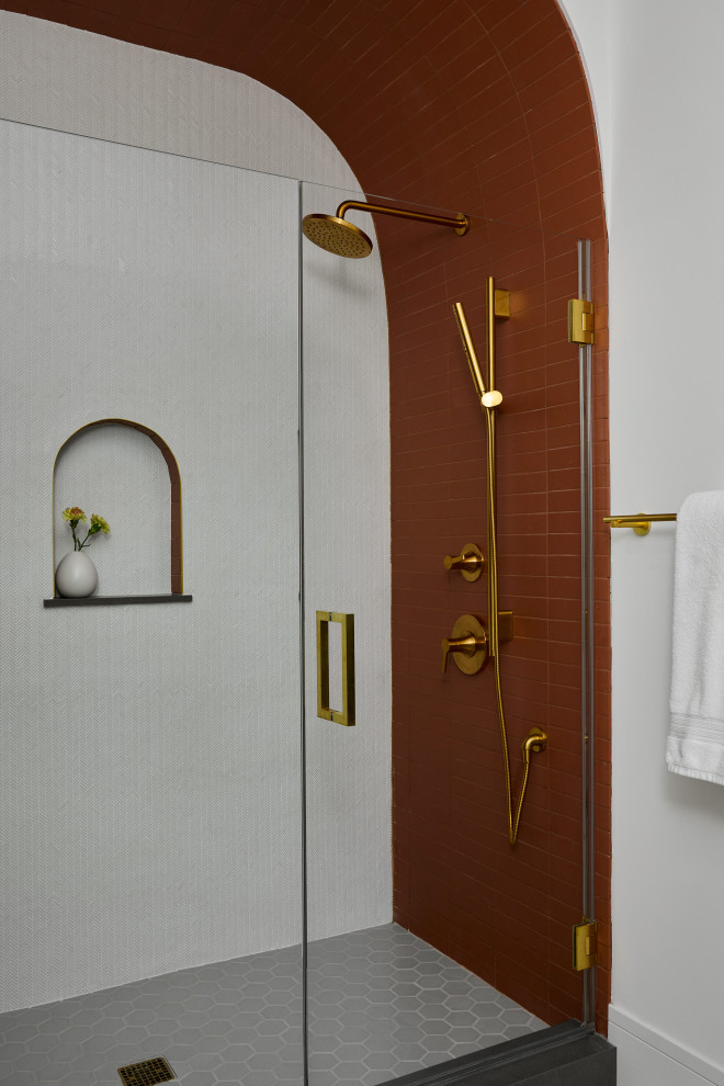 Idéer för mellanstora funkis badrum, med röd kakel, perrakottakakel, vita väggar, dusch med gångjärnsdörr och grått golv