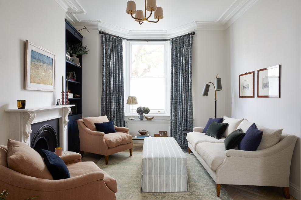 Mittelgroßes, Fernseherloses, Offenes Klassisches Wohnzimmer mit braunem Holzboden, Kamin und Kaminumrandung aus Stein in London
