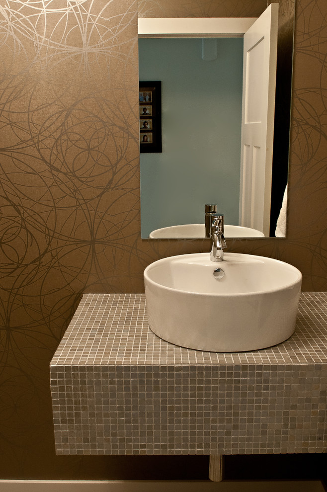 Photo of a modern bathroom in Other with a vessel sink, tiled worktops, a two-piece toilet, beige tiles, porcelain tiles, brown walls and porcelain flooring.