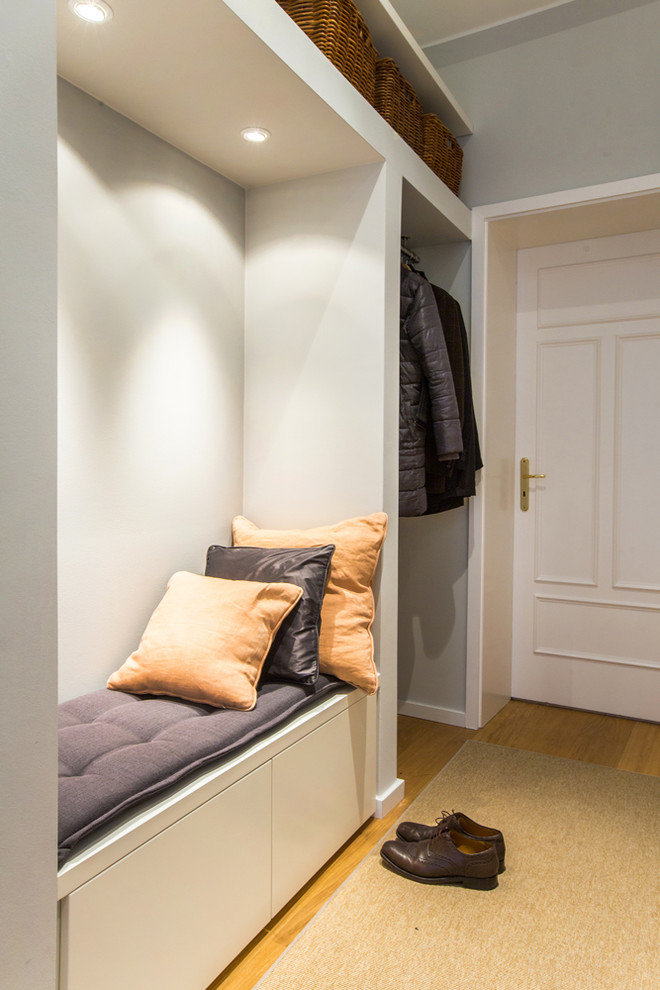 Mittelgroßer Moderner Eingang mit Vestibül, grauer Wandfarbe, hellem Holzboden, Einzeltür und braunem Boden in Berlin