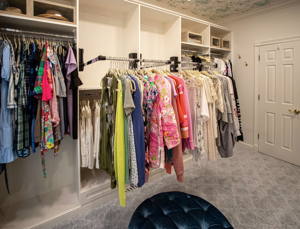 Idéer för att renovera ett mellanstort vintage walk-in-closet för kvinnor, med släta luckor, vita skåp, heltäckningsmatta och grått golv