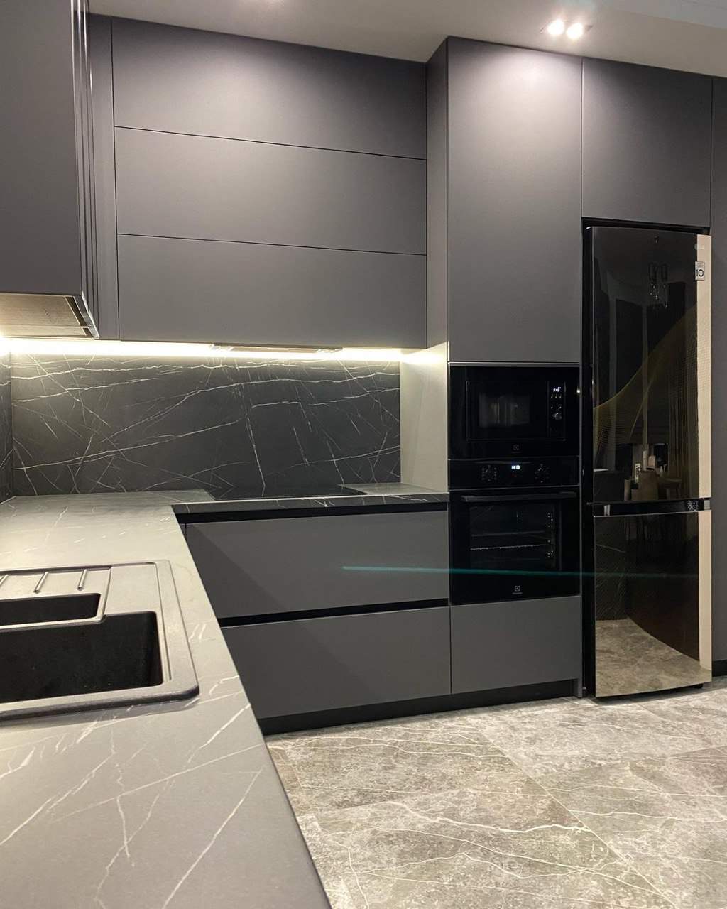 Серая кухня-столовая