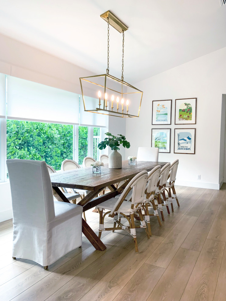 Esempio di una grande sala da pranzo aperta verso il soggiorno costiera con pareti bianche, pavimento in vinile e pavimento beige