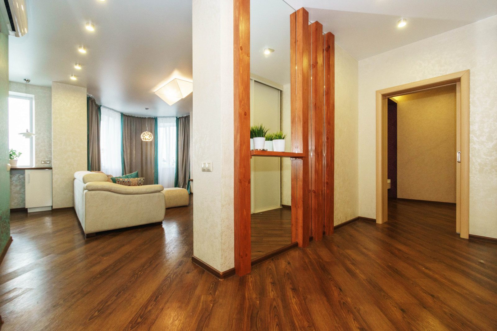 Яркая двушка с подвесной кроватью