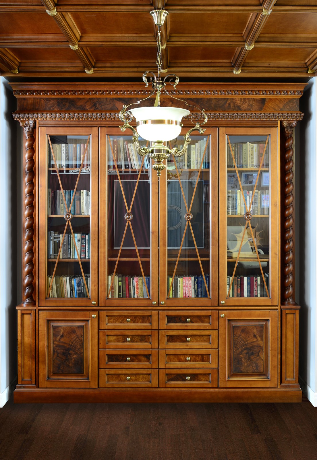 Библиотека в классическом стиле с письменным столом и помощником