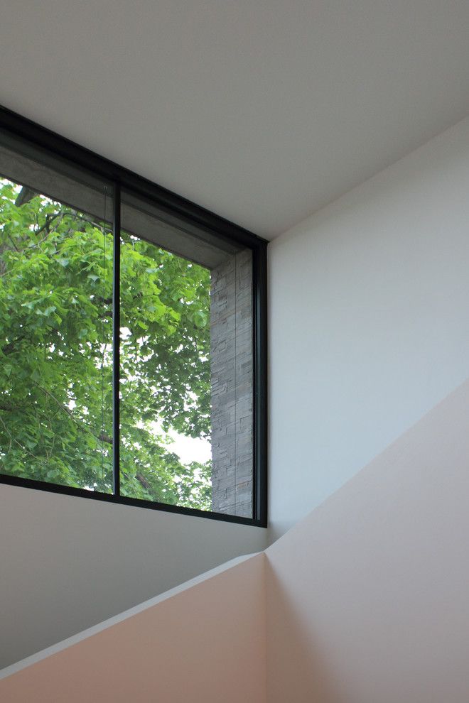 Geräumiger Industrial Flur mit weißer Wandfarbe, hellem Holzboden und beigem Boden in Hannover