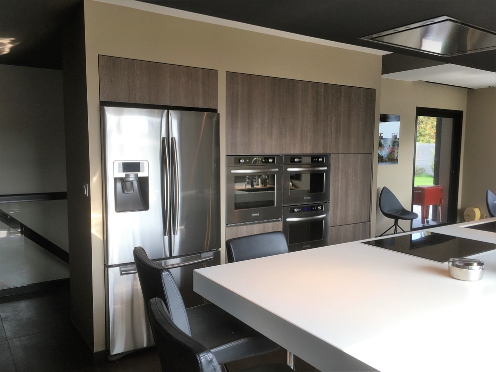 Large contemporary galley eat-in kitchen in Rennes with flat-panel cabinets and with island.