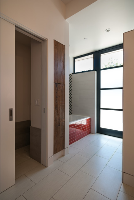 3 Steps Residence contemporary-bathroom