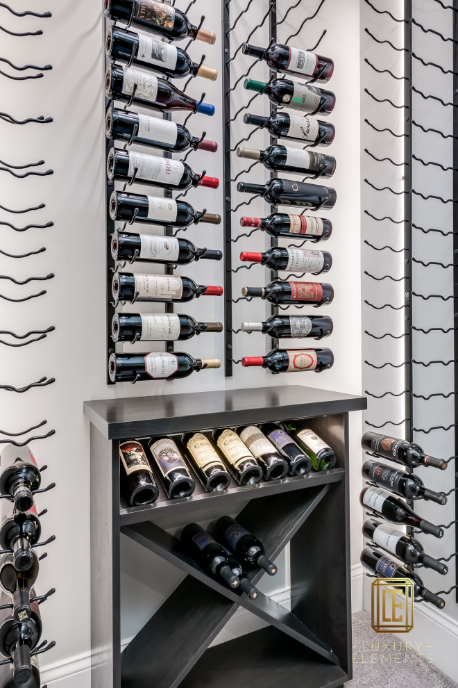 Cette image montre une petite cave à vin minimaliste avec des casiers losange.