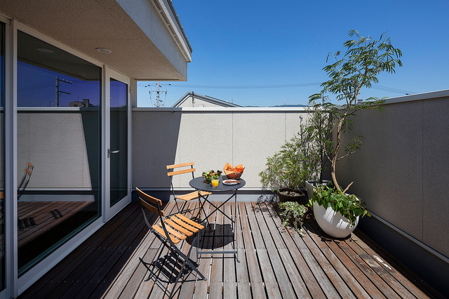 バルコニーにはグリーンを飾り家族だけの庭 Modern Balcony Other By 株式会社タイコーアーキテクト