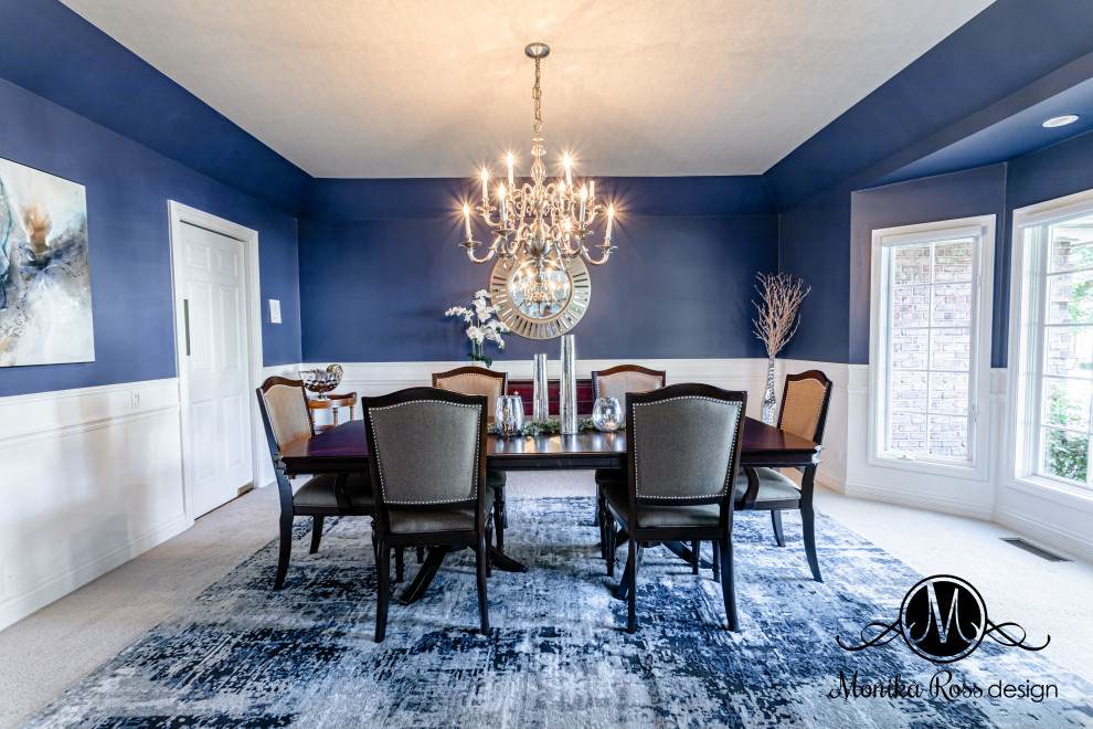 Пример оригинального дизайна: большая отдельная столовая в стиле неоклассика (современная классика) с синими стенами, ковровым покрытием, бежевым полом, потолком с обоями и панелями на стенах