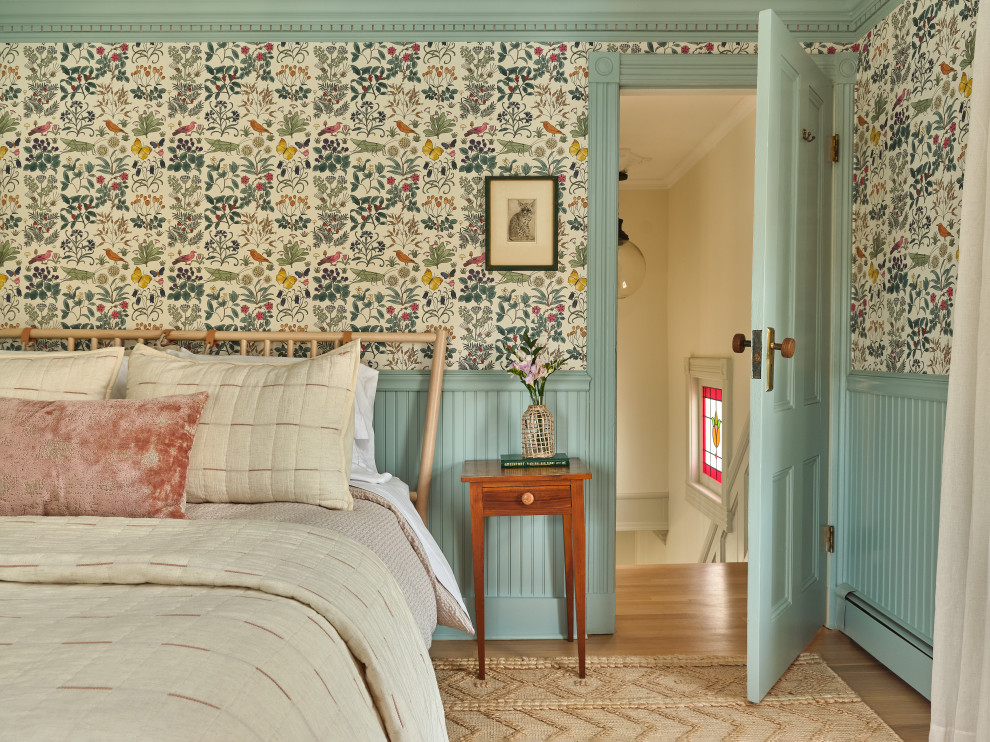 Esempio di una camera da letto classica con pareti multicolore, parquet chiaro, pavimento beige, boiserie e carta da parati
