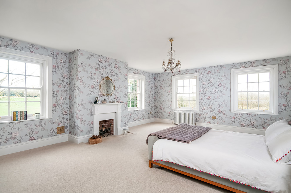 Großes Klassisches Gästezimmer mit bunten Wänden, Teppichboden, Kamin, Kaminumrandung aus Holz und beigem Boden in Hampshire