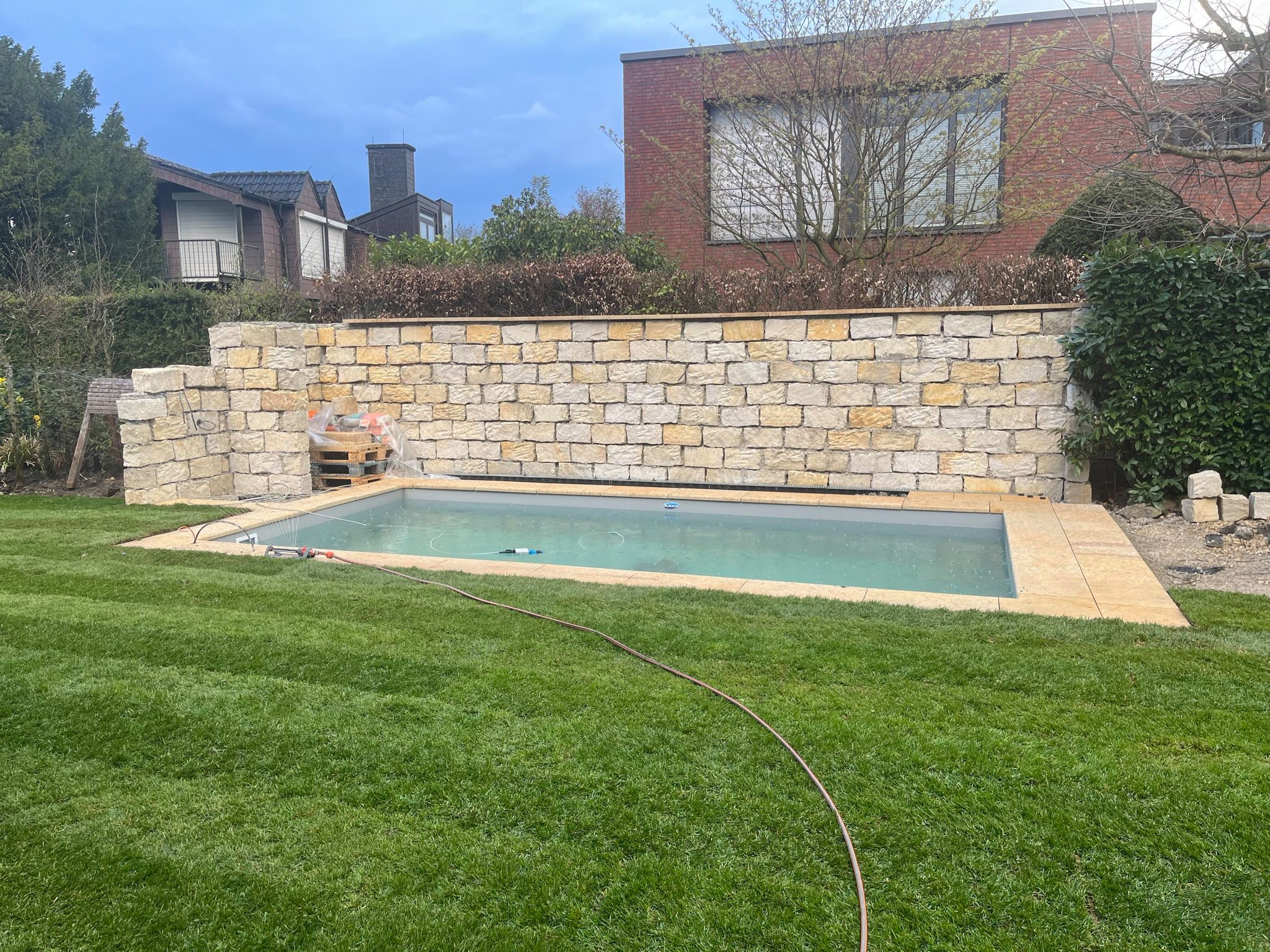 Poolbau mit Kundenunterstützung
