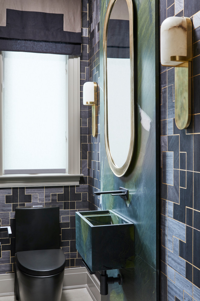 Réalisation d'un petit WC et toilettes design avec des portes de placards vertess, WC à poser, un mur noir, un lavabo intégré, un plan de toilette en marbre, un plan de toilette vert, meuble-lavabo suspendu et du papier peint.