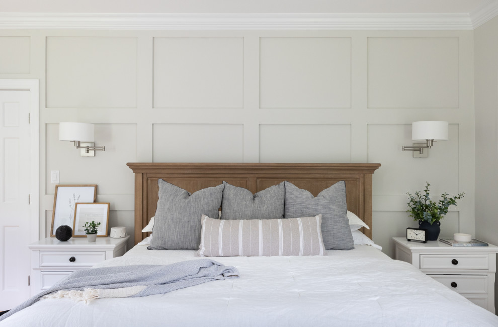 Свежая идея для дизайна: большая хозяйская спальня в стиле неоклассика (современная классика) с серыми стенами, светлым паркетным полом, стандартным камином, фасадом камина из дерева и деревянными стенами - отличное фото интерьера