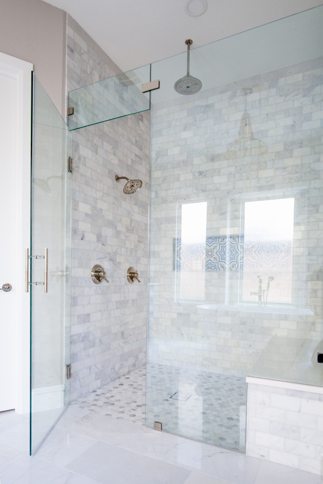 Klassisk inredning av ett stort vit vitt en-suite badrum, med skåp i shakerstil, blå skåp, ett fristående badkar, en dusch i en alkov, en toalettstol med separat cisternkåpa, grå kakel, marmorkakel, grå väggar, marmorgolv, ett undermonterad handfat, bänkskiva i kvarts, vitt golv och dusch med gångjärnsdörr