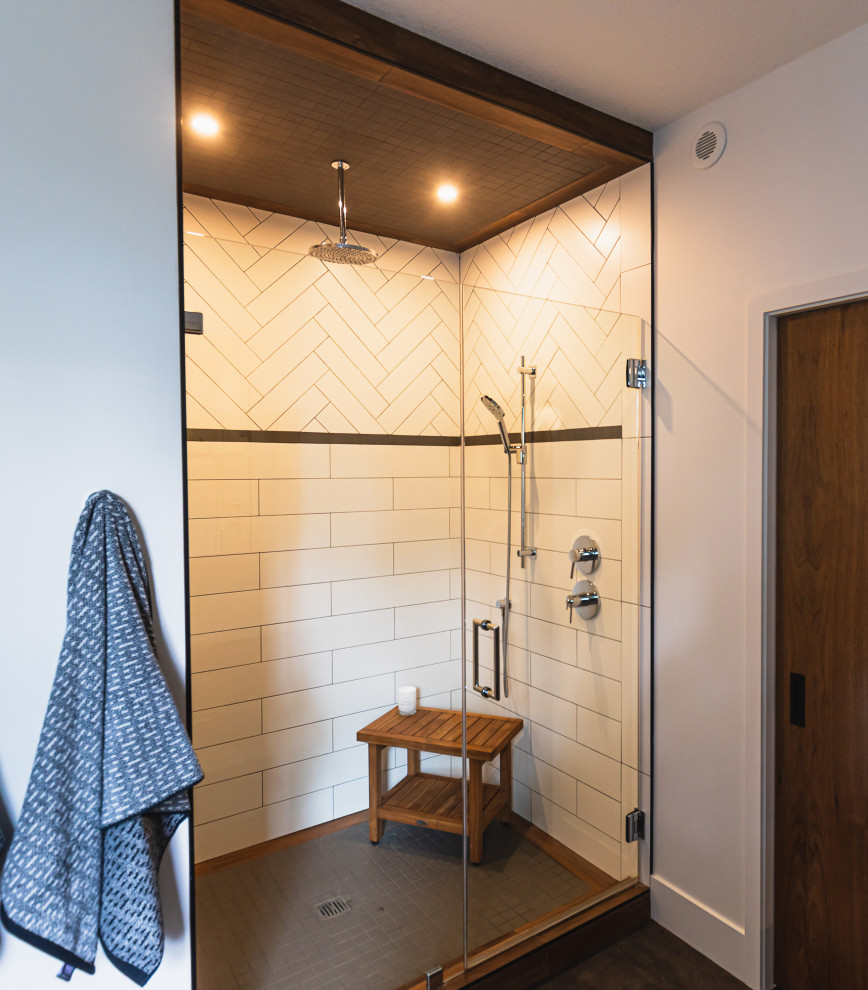 Inredning av ett rustikt mellanstort vit vitt en-suite badrum, med släta luckor, skåp i mellenmörkt trä, en dubbeldusch, vit kakel, stenhäll, vita väggar, linoleumgolv, ett undermonterad handfat, bänkskiva i kvarts, grått golv och dusch med gångjärnsdörr