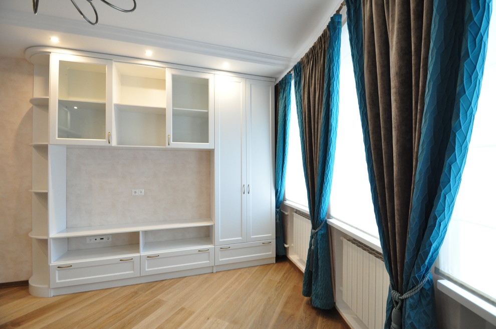 Пример оригинального дизайна: гостиная комната среднего размера в стиле неоклассика (современная классика) с бежевыми стенами и отдельно стоящим телевизором