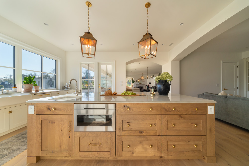 Kitchen - transitional kitchen idea in Vancouver