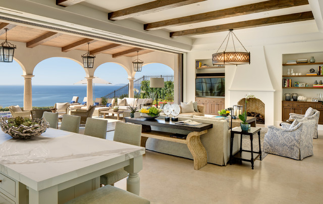 Newport Coast - Santa Barbara Style Home mediterran-wohnbereich