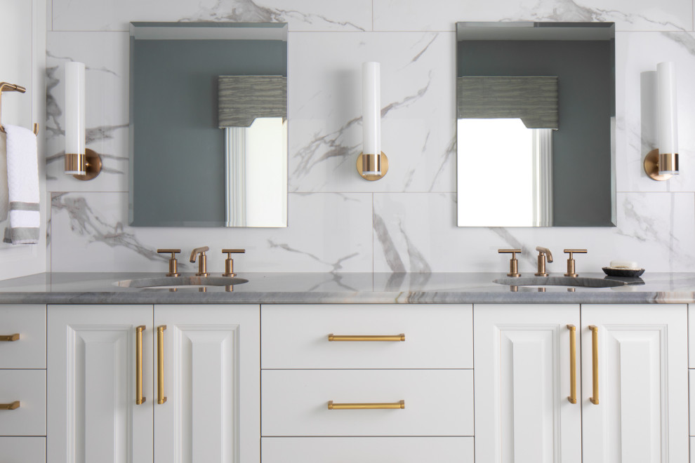 Imagen de cuarto de baño doble moderno con puertas de armario blancas, baldosas y/o azulejos blancos, paredes blancas y encimeras grises