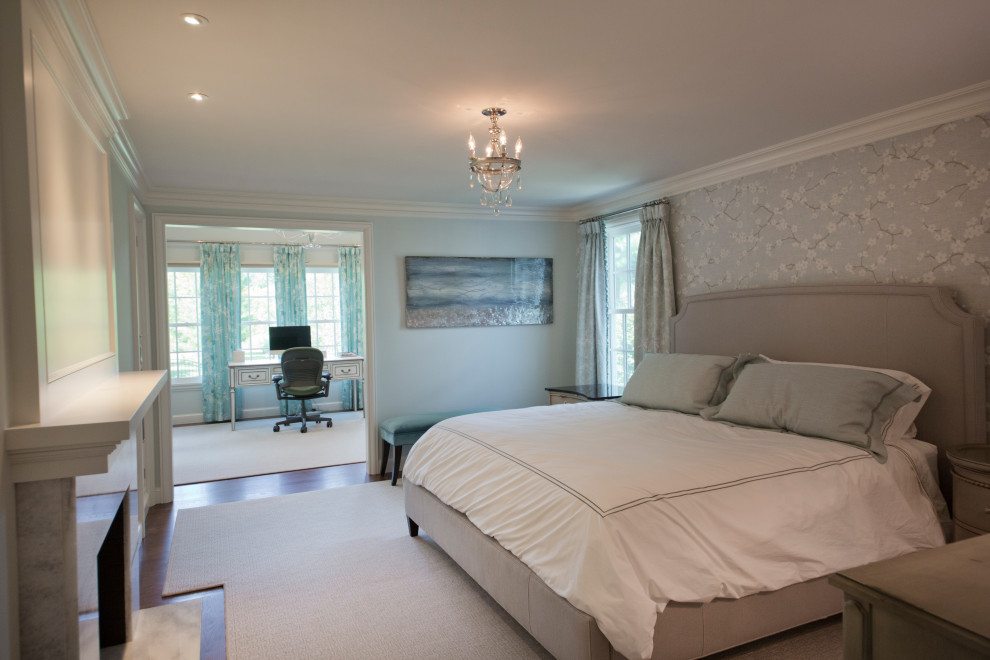 Стильный дизайн: большая хозяйская спальня в классическом стиле с синими стенами, паркетным полом среднего тона, стандартным камином, фасадом камина из камня, коричневым полом и обоями на стенах - последний тренд