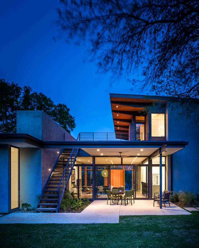 Photo of a large contemporary exterior in Austin.