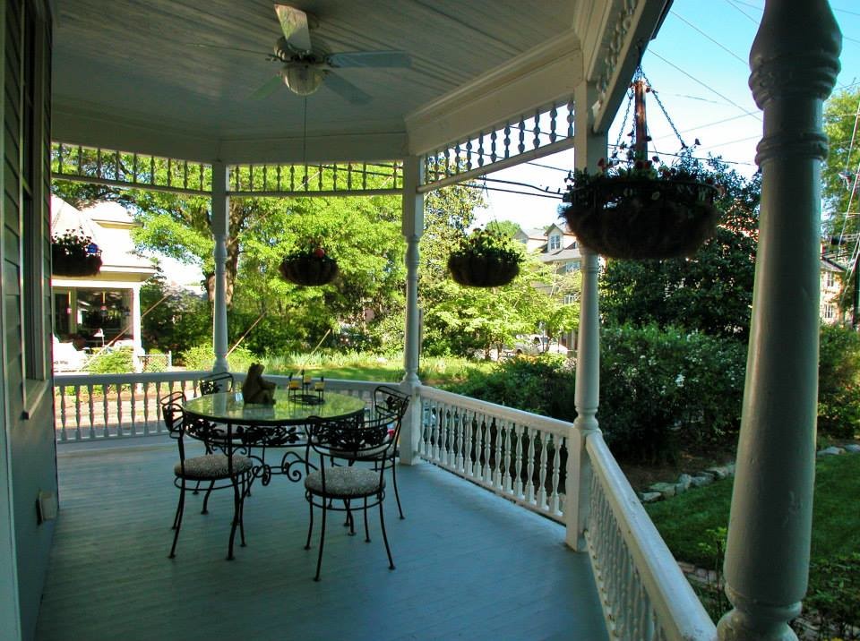 Mid-sized traditional front yard verandah in Atlanta with decking and a roof extension.