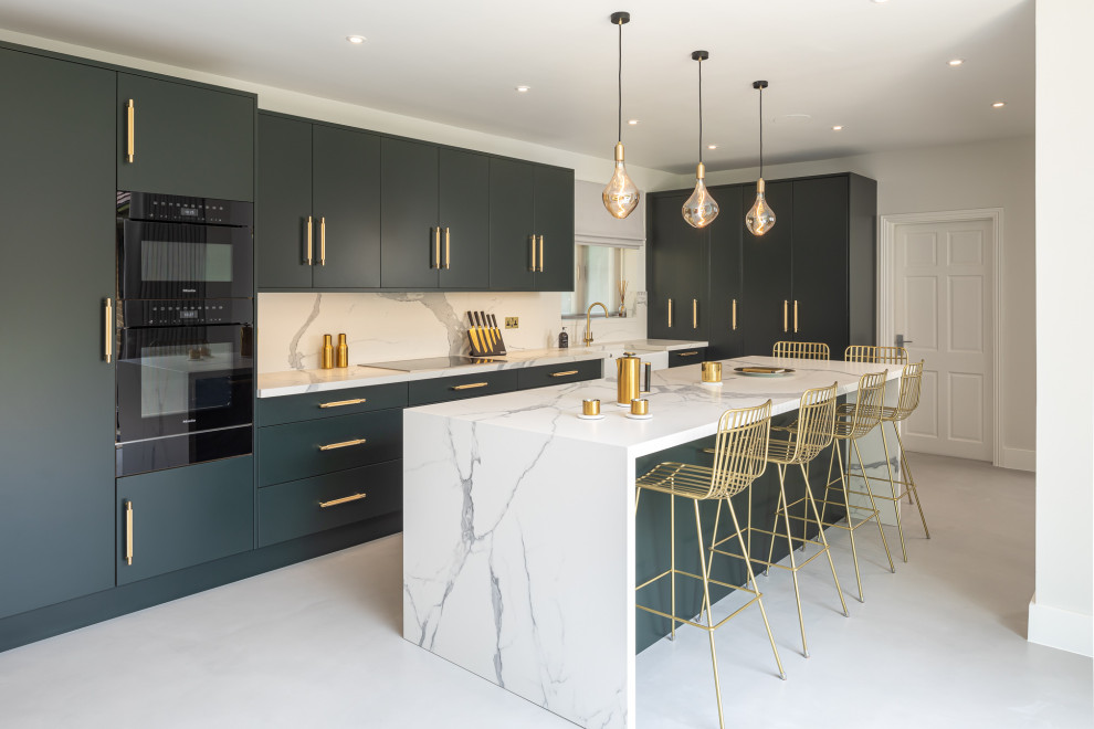 Geschlossene, Große Moderne Küche in L-Form mit flächenbündigen Schrankfronten, grünen Schränken und Kücheninsel in London