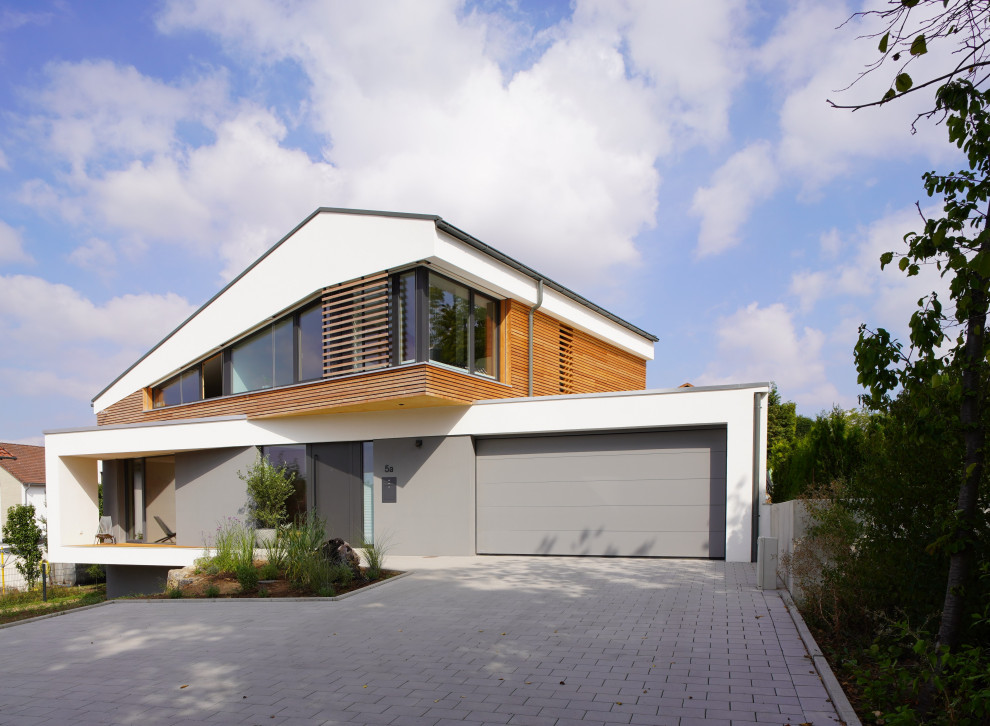 Mittelgroßes, Zweistöckiges Modernes Einfamilienhaus mit Steinfassade, weißer Fassadenfarbe und Satteldach in Hannover