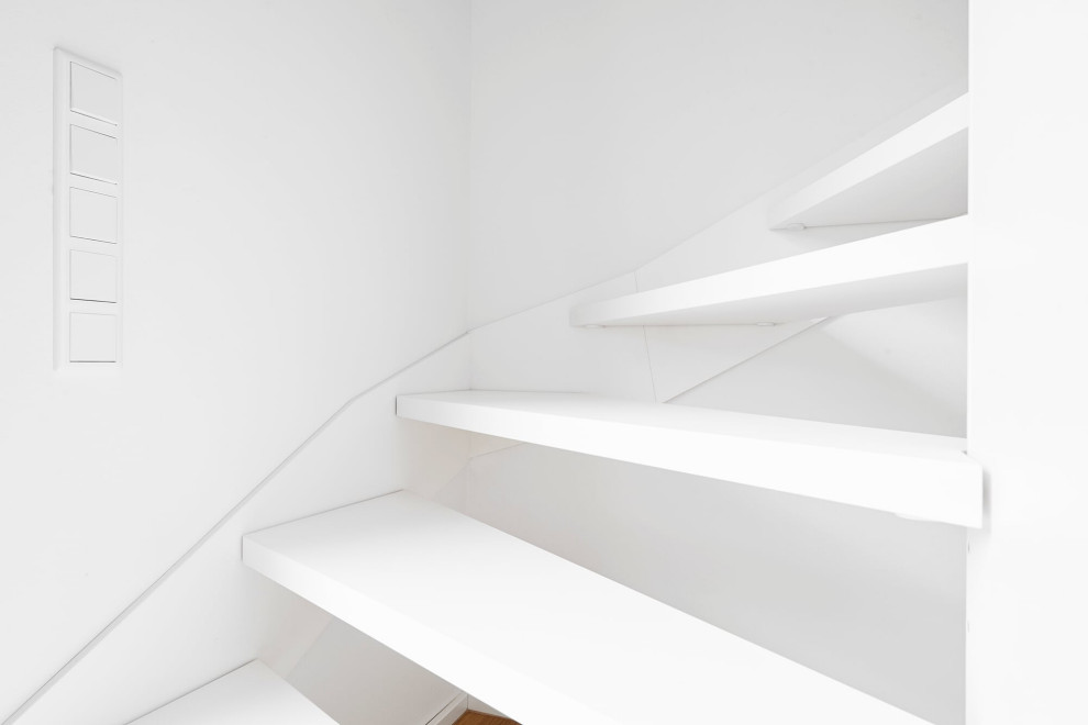 Белая лестница, а также кухня, паркет и двери от hokon